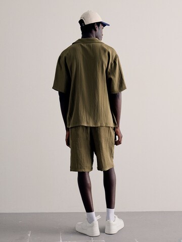 Regular Pantalon Bershka en vert