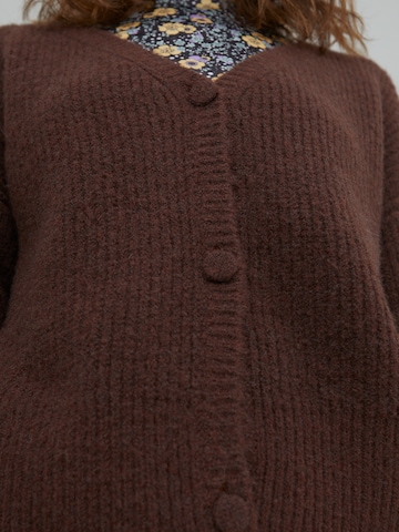 Geacă tricotată 'Ronja' de la EDITED pe maro