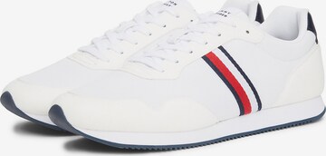 TOMMY HILFIGER Låg sneaker 'Essential' i vit