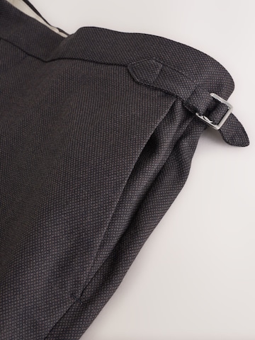 Coupe slim Pantalon à plis Next en marron