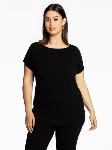 Yoek Shirt in Black: front