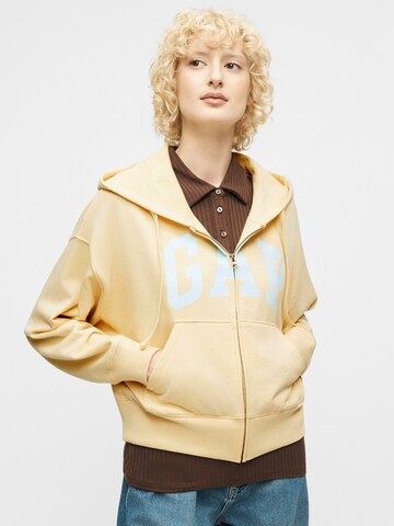 GAP Sweatjakke 'HERITAGE' i gul