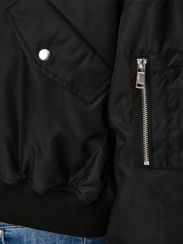 Veste mi-saison 'SVEA' ONLY en noir