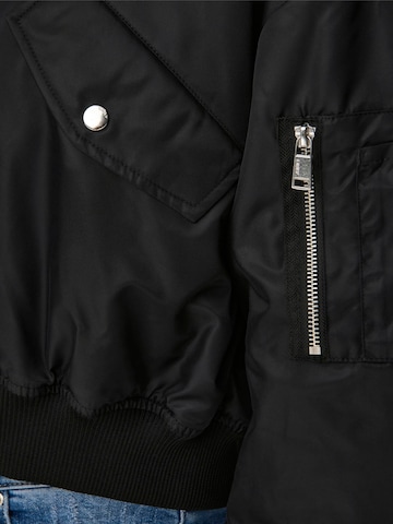 ONLY Демисезонная куртка 'SVEA' в Черный