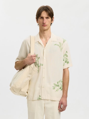 Coupe regular Chemise SELECTED en beige : devant