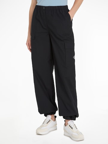 Calvin Klein Jeans Regular Cargo Pants in Black: front