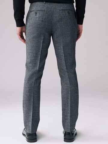 Coupe slim Pantalon à plis Next en gris