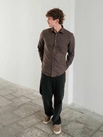 TEESHOPPEN - Ajuste regular Camisa ' Flannel ' en marrón: frente