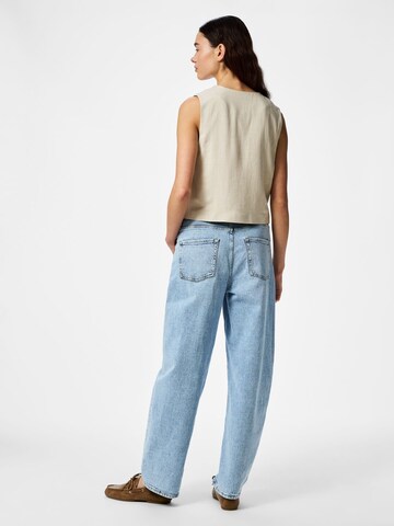 Gilet 'PCVinsty' PIECES en beige