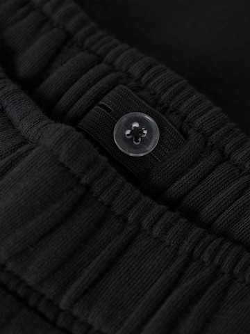 NAME IT - Tapered Pantalón en negro