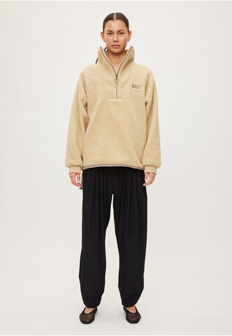 Pull-over 'Mount Pile' rethinkit studios en beige