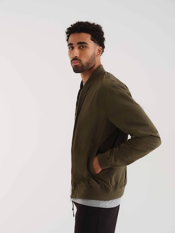 ABOUT YOU x Kevin Trapp Between-Season Jacket 'Robin' in Green