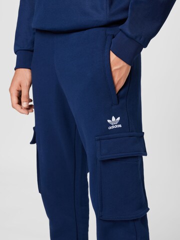 ADIDAS ORIGINALS Zwężany krój Bojówki 'Adicolor Essentials Trefoil ' w kolorze niebieski