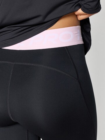 NIKE Skinny Sportnadrágok '365' - fekete