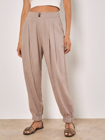 Apricot Regular Bundfaltenhose in Braun: Vorderseite