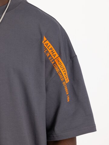 ALPHA INDUSTRIES Футболка в Серый