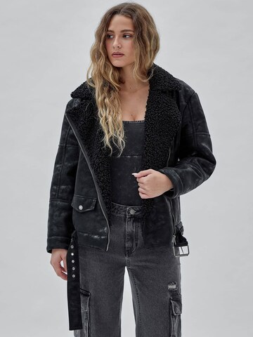 GUESS Funktionsjacke in Schwarz: Vorderseite