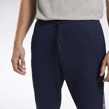 Reebok - Tapered Pantalón deportivo en azul