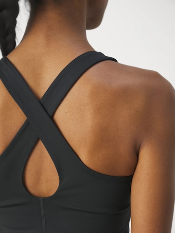 Girlfriend Collective Toppi ' Float ' värissä musta