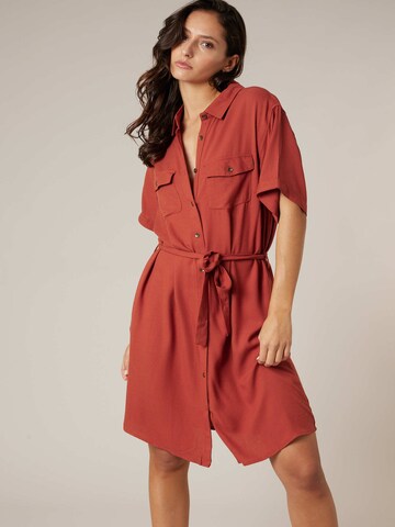 Robe-chemise 'Adissia' Deeluxe en rouge : devant