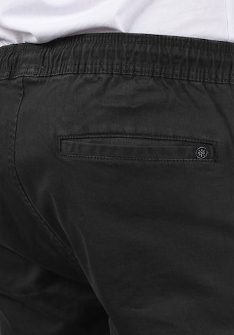 !Solid Regular Chino 'Henako' in Zwart