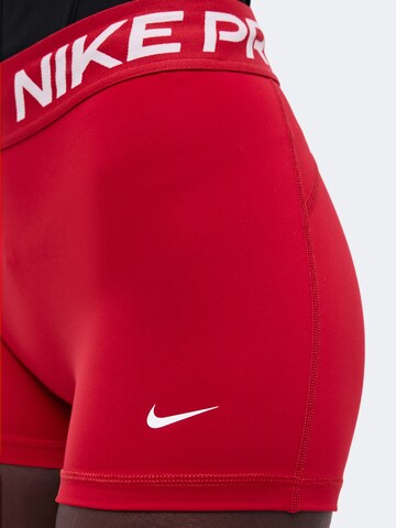 NIKESkinny Sportske hlače 'NP 365' - crvena boja
