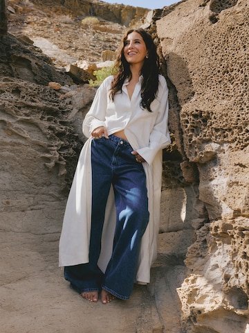 KAVAZI Платье в Бежевый