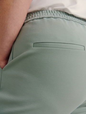 Guido Maria Kretschmer Curvy Slimfit Spodnie 'Caya' w kolorze zielony