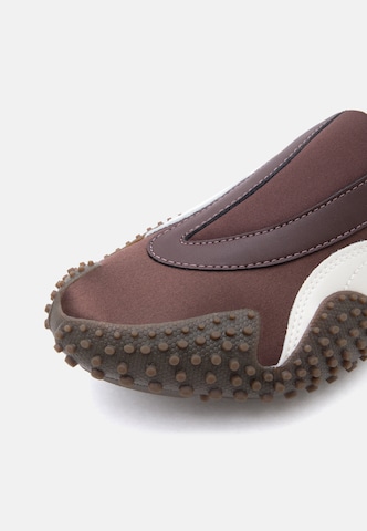 Sneaker low 'Mostro Move Venus' de la PUMA pe maro