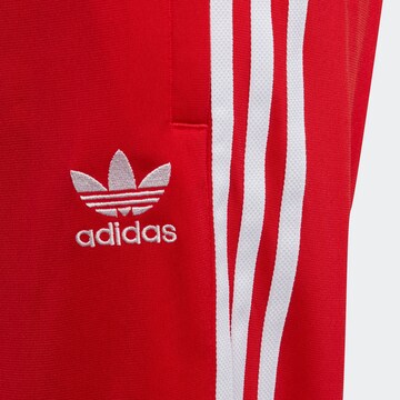 sarkans ADIDAS ORIGINALS Pakapēniski sašaurināts piegriezums Bikses 'Adicolor Sst'