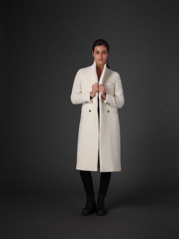 Vulto Pitkä talvitakki 'White Alpaca Double-Breasted Coat' värissä valkoinen