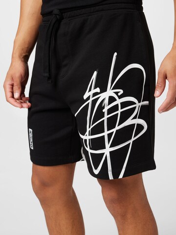 Regular Pantaloni de la HUGO pe negru