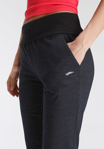 FAYN SPORTS Tapered Sporthose in Schwarz