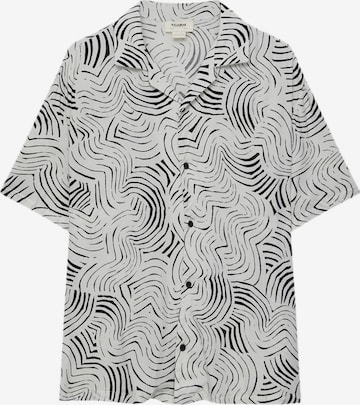 Pull&Bear Comfort fit Button Up Shirt in White: front