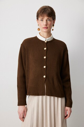 Touche Prive Strickjacke in Braun: Vorderseite