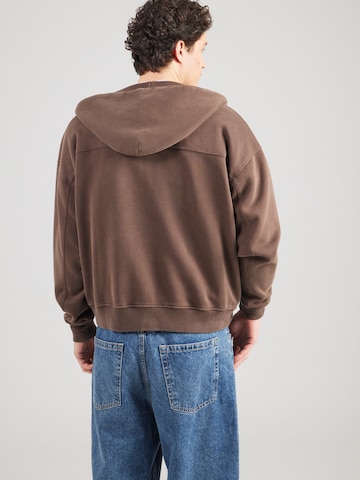 Hanorac de la Abercrombie & Fitch pe maro