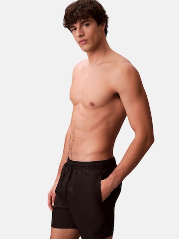 Calvin Klein Badshorts i svart