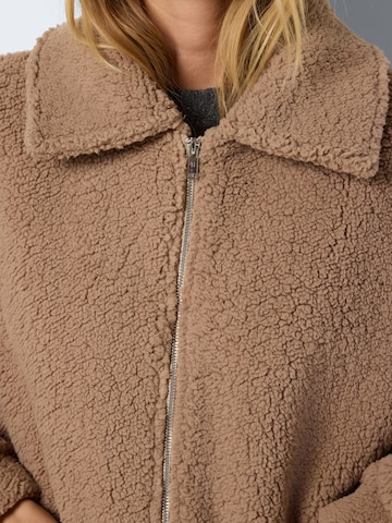 Noisy may Mantel 'NMCUDDLE' in Braun