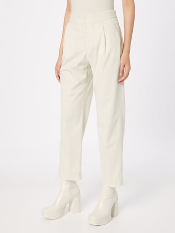 BRAX גזרה משוחררת מכנסים קפלים 'MELO' בלבן: מלפנים