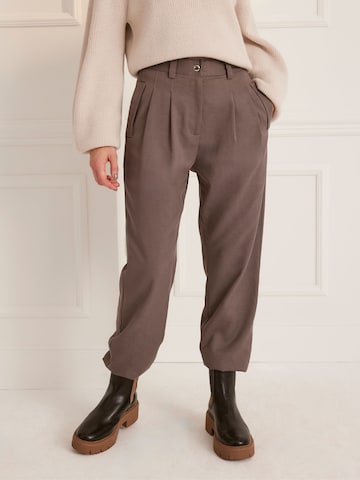 Tapered Pantaloni con pieghe 'Nicola' di Guido Maria Kretschmer Women in grigio: frontale