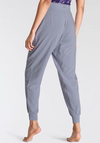 FAYN SPORTS Tapered Sporthose in Lila