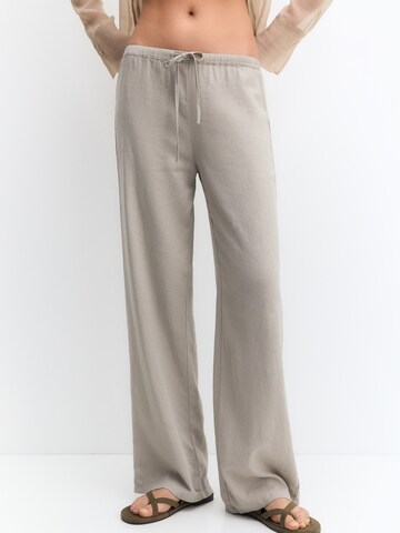 Pull&Bear Regular Trousers in Grey: front