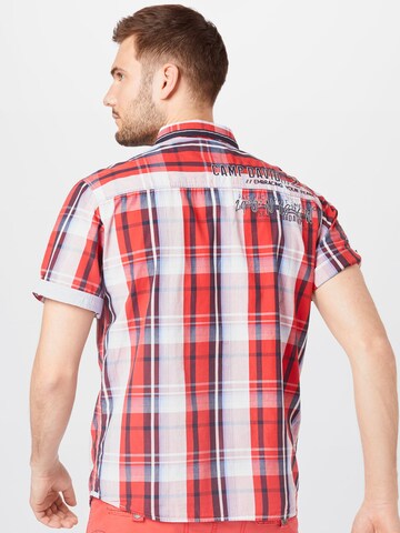 CAMP DAVID جينز مضبوط قميص بلون أحمر