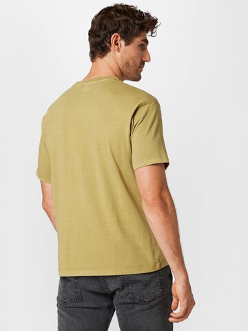 LEVI'S ® T-Shirt 'Red Tab' in Grün