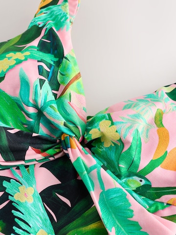 Next T-Shirt Uimapuku värissä vihreä