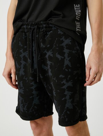 Koton Regular Shorts in Schwarz
