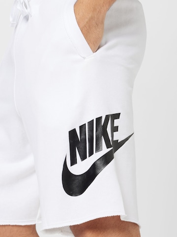 Nike Sportswear Loosefit Housut 'Club Alumini' värissä valkoinen
