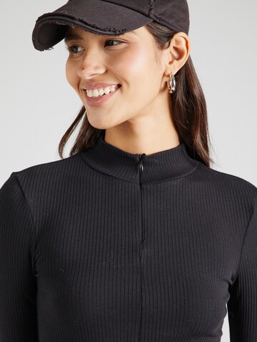 Maglietta 'PCKITTE' di PIECES in nero