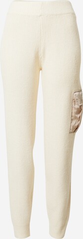 Tapered Pantaloni 'NAURA' di PIECES in beige: frontale