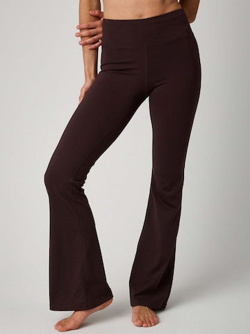 OCEANSAPART Flared Bukser 'Gianna' i brun: forside